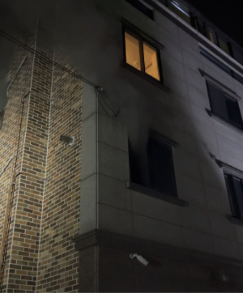 30일 오전 5시 18분쯤 대구 달성군 화원읍 천내리의 한 4층짜리 다가구주택 2층에서 불이 났다. 대구소방안전본부 제공