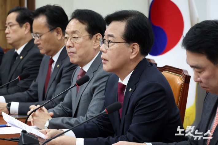 원내대책회의 발언하는 송언석