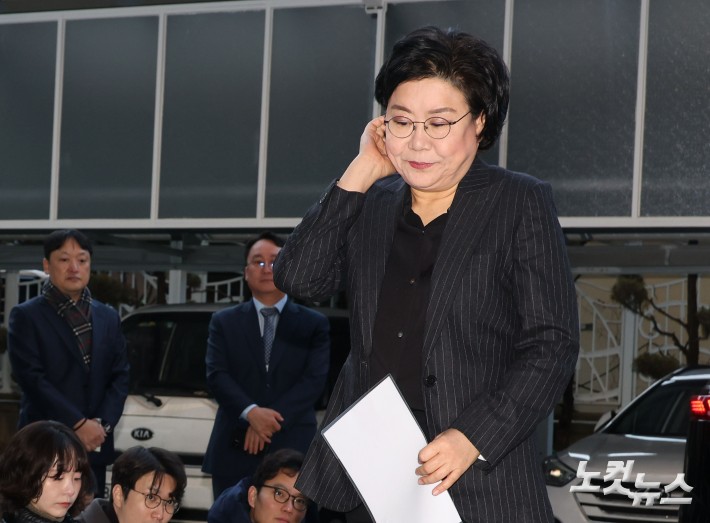 굳은 표정으로 출근하는 이혜훈 후보자