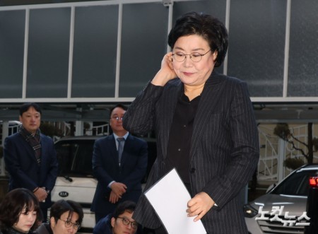 굳은 표정으로 출근하는 이혜훈 후보자