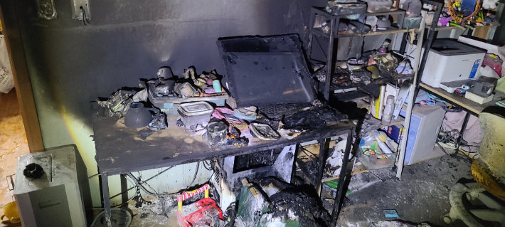 30일 오전 2시 58분쯤 전북 군산 미룡동의 한 아파트 12층에서 불이 나 15분여 만에 진화됐다. 전북소방본부 제공