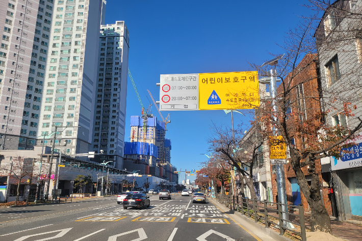 군산시가 어린이보호구역 시간제 속도 제한 운영을 위해 교통 표지판 등을 정비했다. 군산시 제공