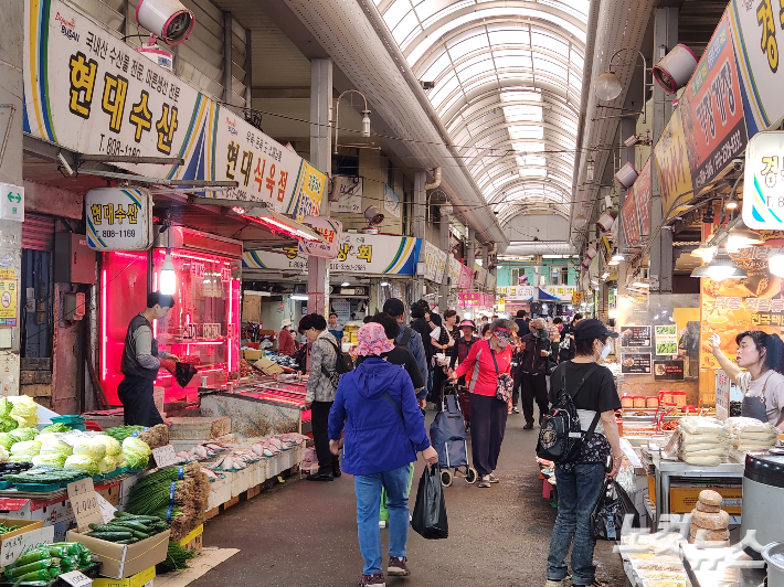 부산 부산진구 부전시장에서 시민들이 장을 보고 있다. 정혜린 기자
