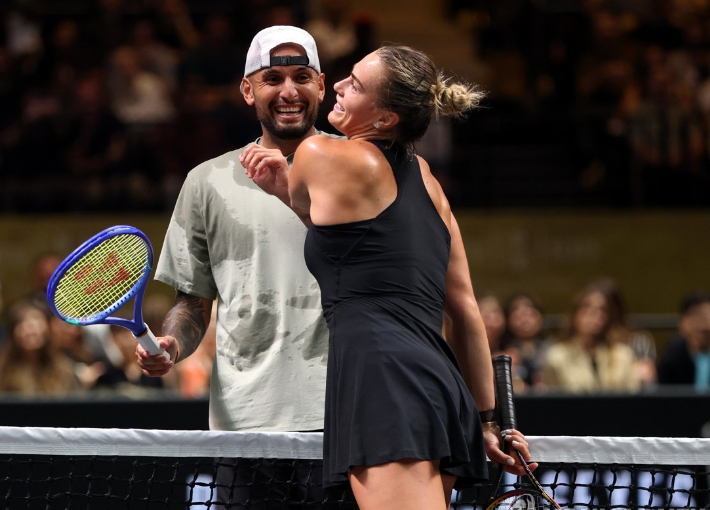 '배틀 오브 더 섹시스(Battle of the Sexes)' 이벤트 경기 뒤 키리오스(왼쪽)와 인사하는 사발렌카. 연합뉴스