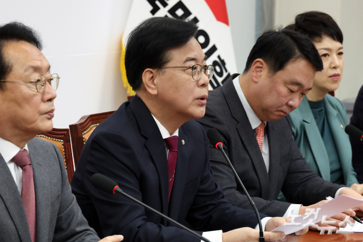 국민의힘 송언석 원내대표가 30일 서울 여의도 국회에서 열린 원내대책회의에서 발언을 하고 있다. 윤창원 기자