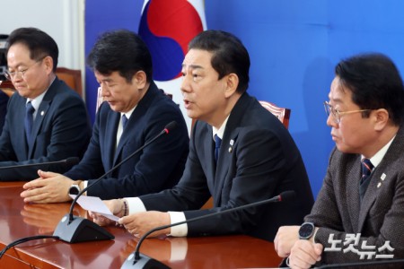 더불어민주당 김병기 원내대표가 30일 서울 여의도 국회에서 최근 자신에 대한 논란과 관련 입장을 표명하며 원내대표직 사퇴 의사를 밝히고 있다.