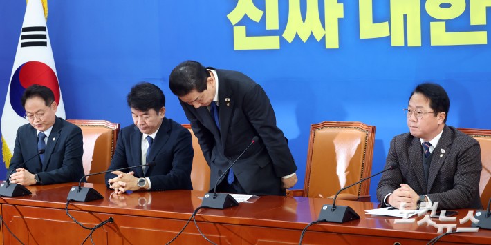 더불어민주당 김병기 원내대표가 30일 서울 여의도 국회에서 최근 자신에 대한 논란과 관련 입장을 밝히며 고개숙여 사과를 하고 있다.