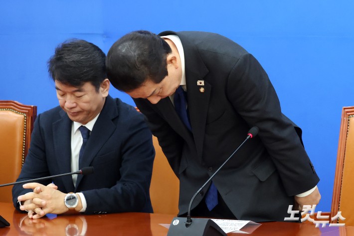 더불어민주당 김병기 원내대표가 30일 서울 여의도 국회에서 최근 자신에 대한 논란과 관련 입장을 밝히며 고개숙여 사과를 하고 있다.