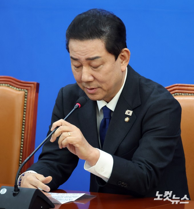 더불어민주당 김병기 원내대표가 30일 서울 여의도 국회에서 최근 자신에 대한 논란과 관련 입장을 표명하며 원내대표직 사퇴 의사를 밝히고 있다.
