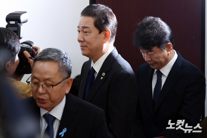 더불어민주당 김병기 원내대표가 30일 서울 여의도 국회에서 최근 자신에 대한 논란과 관련 원내대표직 사퇴 의사를 밝히고 자리를 이동하고 있다.