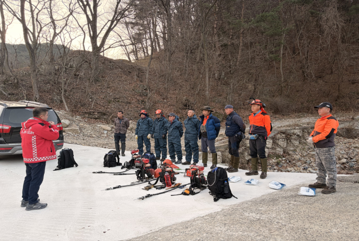 울진군이 소나무재선충병 확산 차단을 위해 예방나무주사 교육을 실시하고 있다. 울진군 제공