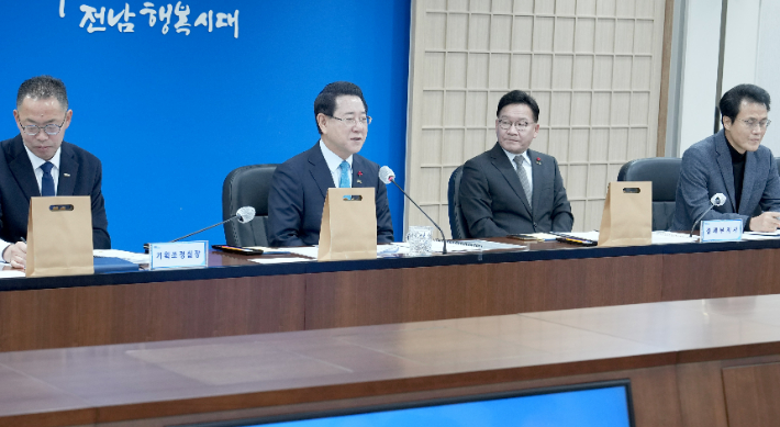 김영록 전라남도지사가 30일 도청 서재필실에서 실국장 정책회의를 주재하고 도정 현안에 대해 논의하고 있다. 전라남도 제공