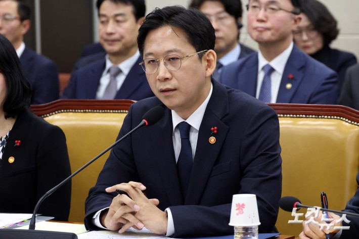 30일 서울 여의도 국회 과학기술정보방송통신위원회 전체회의에서 열린 쿠팡 침해사고 및 개인정보 유출, 불공정 거래, 노동환경 실태 파악과 재발방지 대책 마련을 위한 청문회에서 배경훈 부총리 겸 과기정통부 장관이 의원 질의에 답변을 하고 있다.