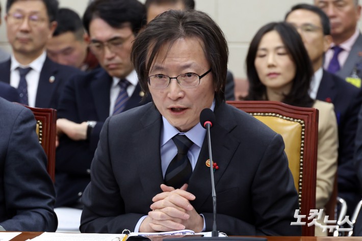 30일 서울 여의도 국회 과학기술정보방송통신위원회 전체회의에서 열린 쿠팡 침해사고 및 개인정보 유출, 불공정 거래, 노동환경 실태 파악과 재발방지 대책 마련을 위한 청문회에서 주병기 공정거래위원장이 의원 질의에 답변을 하고 있다.