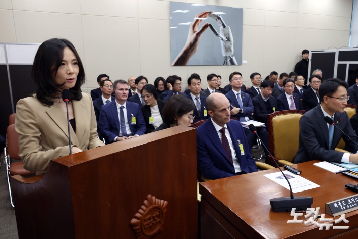 30일 서울 여의도 국회 과학기술정보방송통신위원회 전체회의에서 열린 쿠팡 침해사고 및 개인정보 유출, 불공정 거래, 노동환경 실태 파악과 재발방지 대책 마련을 위한 청문회에서 김진아 외교부 차관이 의원 질의에 답변을 하고 있다.