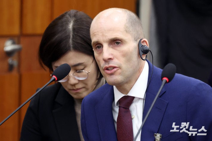 30일 서울 여의도 국회 과학기술정보방송통신위원회 전체회의에서 열린 쿠팡 침해사고 및 개인정보 유출, 불공정 거래, 노동환경 실태 파악과 재발방지 대책 마련을 위한 청문회에서 해롤드 로저스 쿠팡 대표이사가 의원 질의에 답변을 하고 있다.