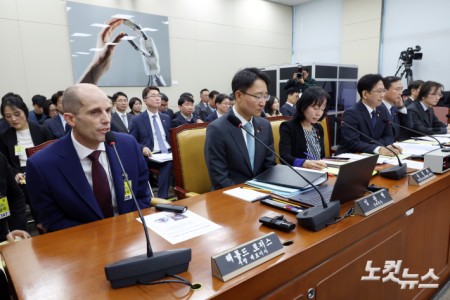 30일 서울 여의도 국회 과학기술정보방송통신위원회 전체회의에서 열린 쿠팡 침해사고 및 개인정보 유출, 불공정 거래, 노동환경 실태 파악과 재발방지 대책 마련을 위한 청문회에서 해롤드 로저스 쿠팡 대표이사가 의원 질의에 답변을 하고 있다.