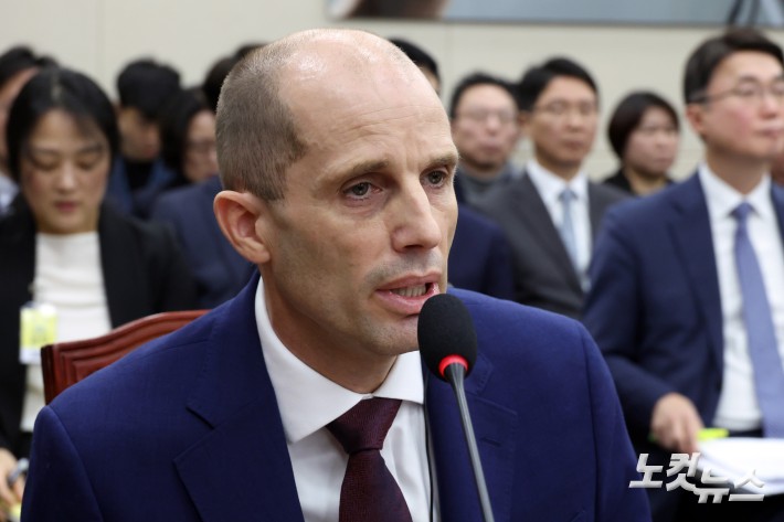 30일 서울 여의도 국회 과학기술정보방송통신위원회 전체회의에서 열린 쿠팡 침해사고 및 개인정보 유출, 불공정 거래, 노동환경 실태 파악과 재발방지 대책 마련을 위한 청문회에서 해롤드 로저스 쿠팡 대표이사가 의원 질의에 답변을 하고 있다.