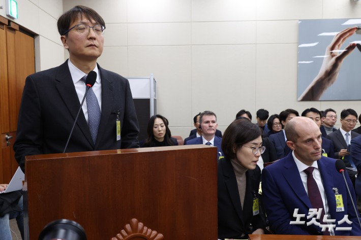 30일 서울 여의도 국회 과학기술정보방송통신위원회 전체회의에서 열린 쿠팡 침해사고 및 개인정보 유출, 불공정 거래, 노동환경 실태 파악과 재발방지 대책 마련을 위한 청문회에서 박대준 쿠팡 전 대표(왼쪽)가 의원 질의를 받고 있다.  (오른쪽 해롤드 로저스 쿠팡 대표이사)