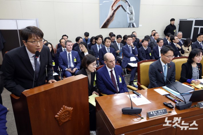 30일 서울 여의도 국회 과학기술정보방송통신위원회 전체회의에서 열린 쿠팡 침해사고 및 개인정보 유출, 불공정 거래, 노동환경 실태 파악과 재발방지 대책 마련을 위한 청문회에서 박대준 쿠팡 전 대표(왼쪽)가 의원 질의에 답변을 하고 있다.