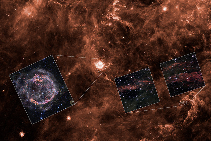 카시오페아A 성운의 광각 전경. 배경이미지는 지난 2008년 스피처 우주망원경이 관측한 부분, 왼쪽의 동그랗게 밝은 부분이 카시오페아A 초신성이 있었던 자리, 오른쪽은 초신성 분출 잔해가 '광 에코'현상으로 보이는 현상. 스피처 우주망원경: NASA/JPL-Caltech/Y.김(애리조나 대학교/시카고 대학교) 카시오페아A: NASA, ESA, CSA, STScI, 대니 밀리사블제비치(퍼듀 대학교), 일세 드 루즈(겐트 대학교), 티 테밈(프린스턴 대학교) 광 에코: NASA, ESA, CSA, STScI, J.젠슨(칼텍/IPAC)