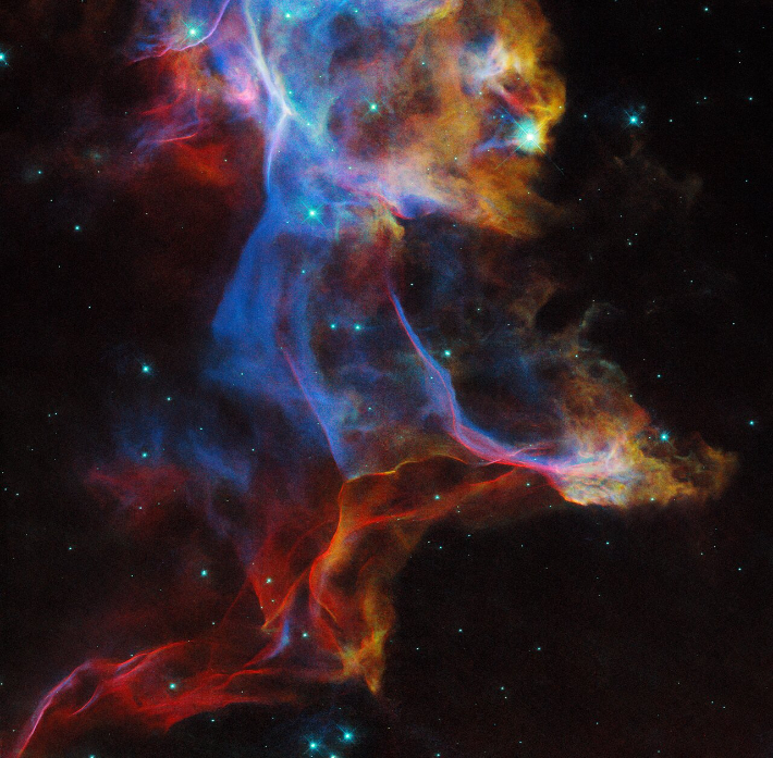 매우 컬러풀한 베일 성운의 모습. ESA/Hubble & NASA, R. 산크리트
