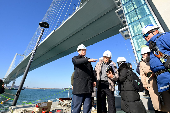 유정복 인천시장이 30일 제3연륙교 건설현장을 찾아 친수공간 시설을 점검하고 있다. 인천시 제공