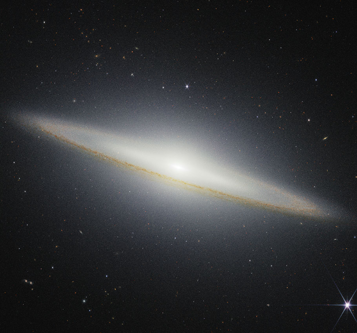 제임스웹의 근적외선 카메라로 촬영한 솜브레로 은하. 외부 고리의 먼지가 은하 내부의 별빛을 차단하는 모습을 보여줍니다. NASA, ESA, CSA, STScI