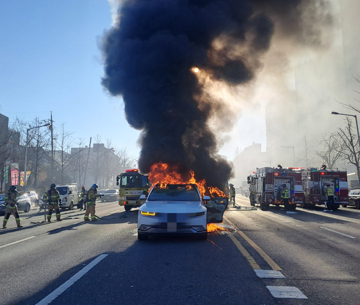 30일 오전 9시 46분쯤 전북 전주시 완산구 삼천동에서 주행 중이던 전기차에서 불이 나 15분여 만에 진화됐다. 전북소방본부 제공