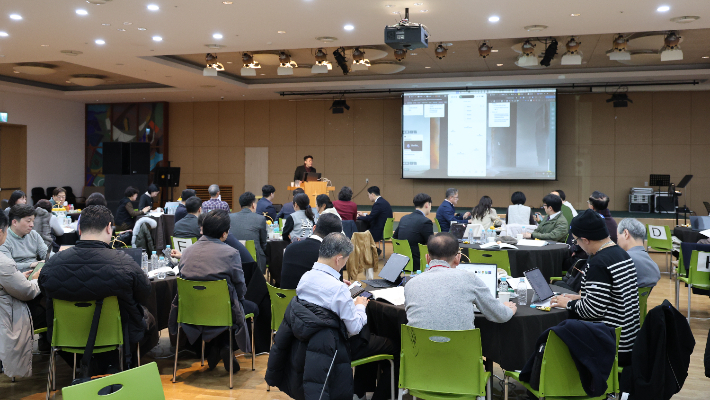 나부터포럼 AI 실제 세미나 참석자들이 구요한 대표의 강의를 들으며 AI 툴에 대한 실습을 하고 있다. 나부터포럼 제공