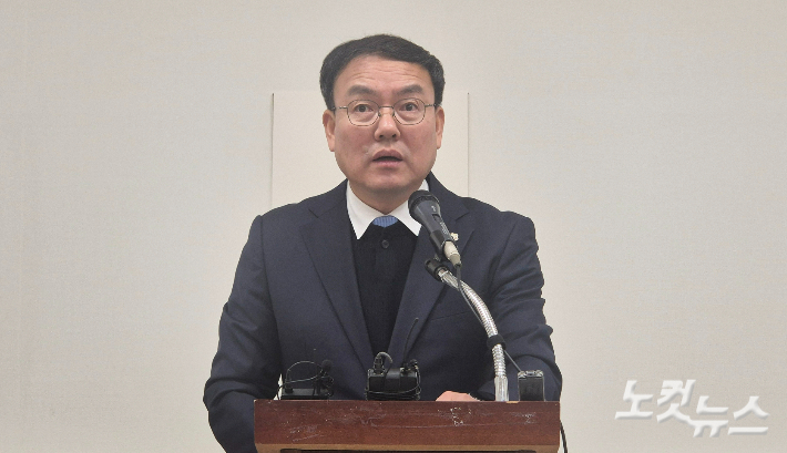 더불어민주당 박완희 청주시의원이 30일 청주시청 브리핑룸에서 기자회견을 열어 청주시의 각종 현안에 대응 하기 위한 전담팀 구성을 제안하고 있다. 최범규 기자