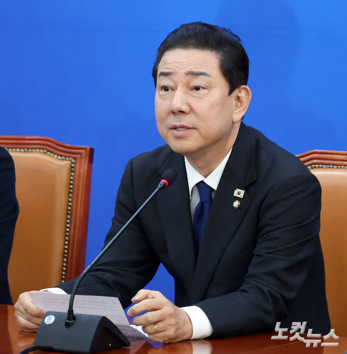 더불어민주당 김병기 원내대표가 30일 서울 여의도 국회에서 최근 자신에 대한 논란과 관련 입장을 표명하며 원내대표직 사퇴 의사를 밝히고 있다. 윤창원 기자
