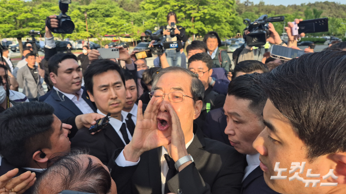 지난 5월 2일 오후 5시 40분 한덕수 전 국무총리가 광주 북구 5·18민주묘지를 참배하려고 했으나 시민들의 반발에 막히자 "저도 호남사람입니다"라고 외치고 있다. 한아름 기자