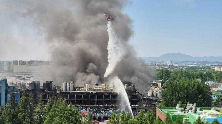 지난 5월 17일 발생한 금호타이어 광주공장 화재를 진압하고 있다. 한아름 기자