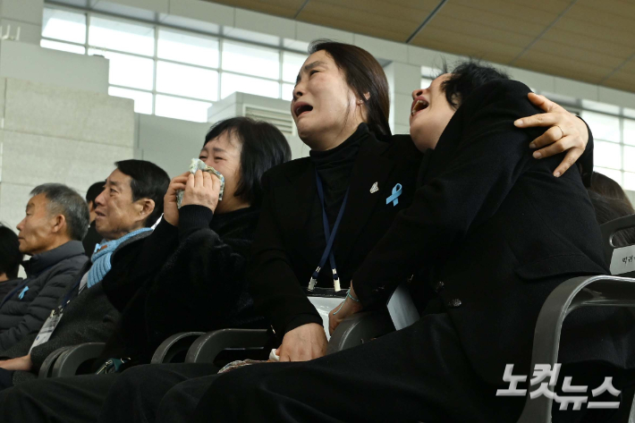 12.29 제주항공 여객기 참사 1주기인 29일 오전 전남 무안국제공항에서 추모식이 엄수되고 있는 가운데 추모식에 참석한 유가족들이 오열하고 있다. 사진공동취재단