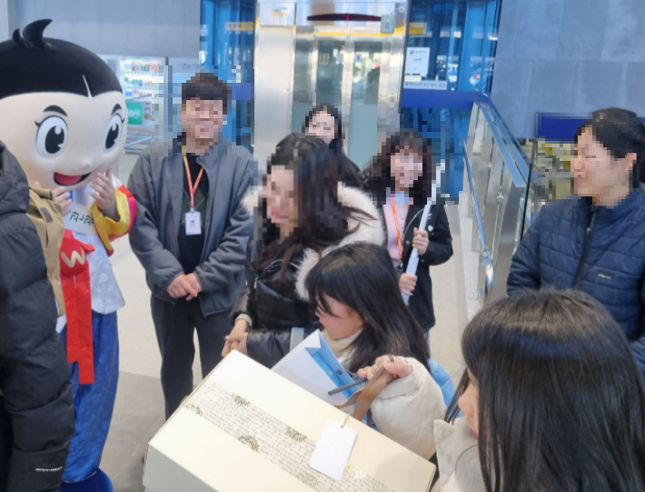 KTX-이음 탑승객 맞이 환영행사. 삼척시 제공