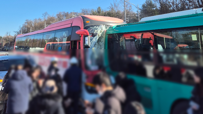 30일 오후 1시 3분쯤 서울 강동구 길동 생태공원 앞 교차로 사거리에서 버스 3대와 SUV 1대가 부딪히는 4중추돌 사고가 나 버스 승객 등 40명이 경상을 입고 병원으로 옮겨졌다. 서울 강동소방서 제공