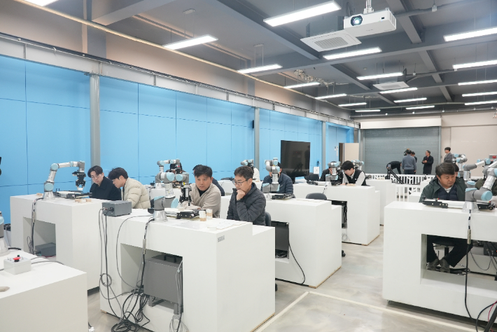 HD현대이엔티 등 조선 및 설계분야 재직자를 대상으로 한 AI·DX 교육 현장. 울산과학대학교 제공