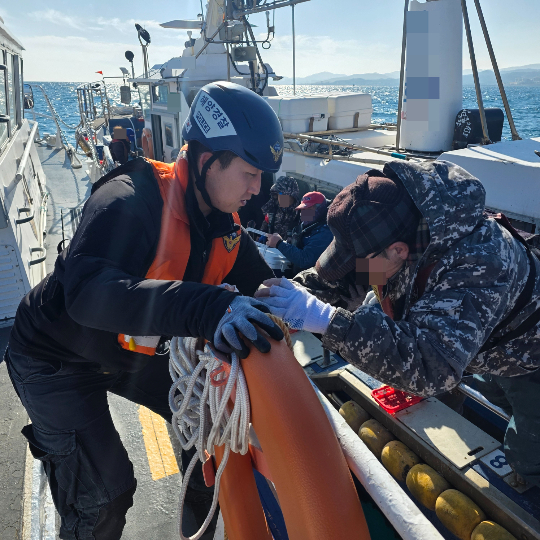 해경이 고장 난 낚이어선 승객들을 구조하고 있다. 포항해경 제공