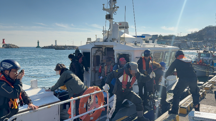 해경이 고장 난 낚이어선 승객들을 구조하고 있다. 포항해경 제공