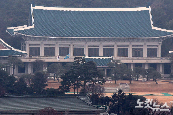 이재명 대통령이 청와대에서 집무를 시작한 29일 봉황기가 펄럭이고 있다. 윤석열 정부가 용산으로 대통령실을 옮긴 지 3년 7개월 만의 청와대 복귀다. 봉황기는 국가수반을 상징하는 깃발로, 대통령 집무실이 있는 곳에 상시 게양된다. 박종민 기자