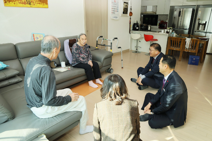 장금용 창원시장 권한대행의 100세 이상 어르신 가정 방문. 창원시 제공