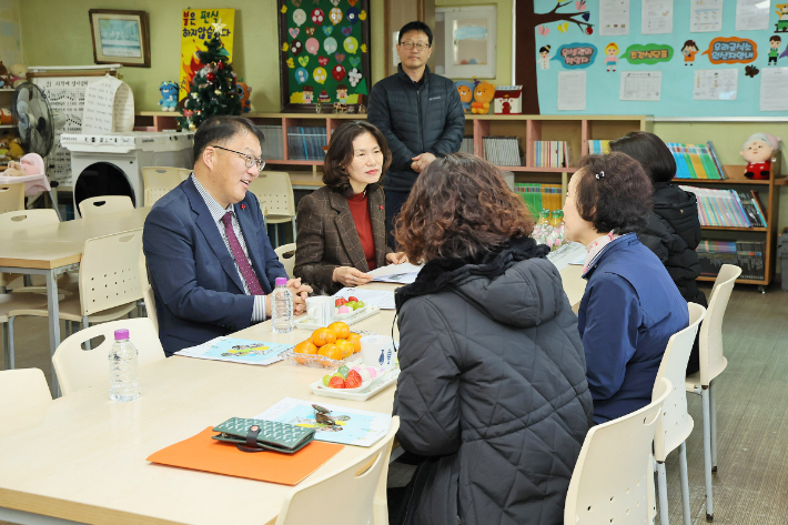 장금용 창원시장 권한대행의 마산애육원 방문. 창원시 제공 