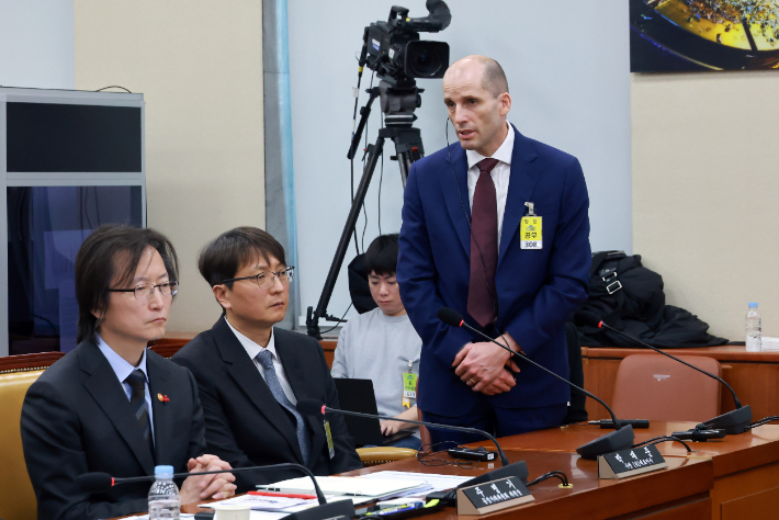 30일 국회에서 열린 쿠팡 침해사고 및 개인정보 유출, 불공정 거래, 노동환경 실태 파악과 재발 방지 대책 마련을 위한 청문회에서 해롤드 로저스 쿠팡 대표이사가 쿠팡 새벽배송을 하다 사고로 숨진 고 오승용씨 유족에게 사과의 뜻을 밝히고 있다. 왼쪽은 주병기 공정거래위원장과 박대준 전 쿠팡 대표. 연합뉴스