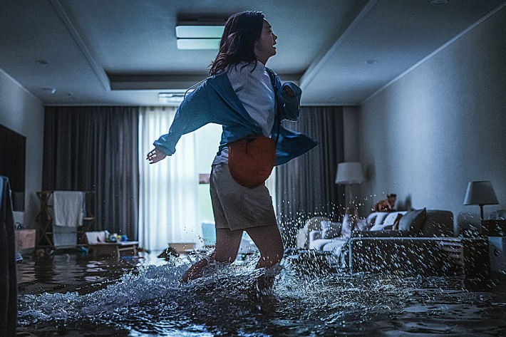 배우 김다미는 앞서 김병우 감독의 영화 '더 테러 라이브(2013)'를 인상 깊게 봤다고 떠올렸다. 그는 "'대홍수'에서도 아파트라는 한정된 공간 안에서 이뤄지는 감독님의 연출이 재미있게 다가왔다"고 밝혔다. 넷플릭스 제공