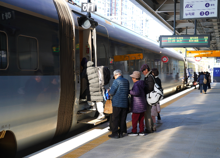 동해선 KTX 열차가 울진역에 처음 도착했다. 울진군 제공