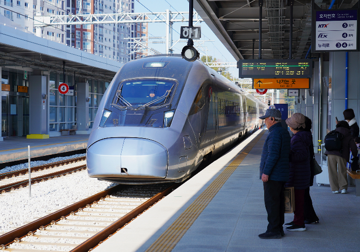 동해선 KTX 열차가 울진역에 처음 도착했다. 울진군 제공