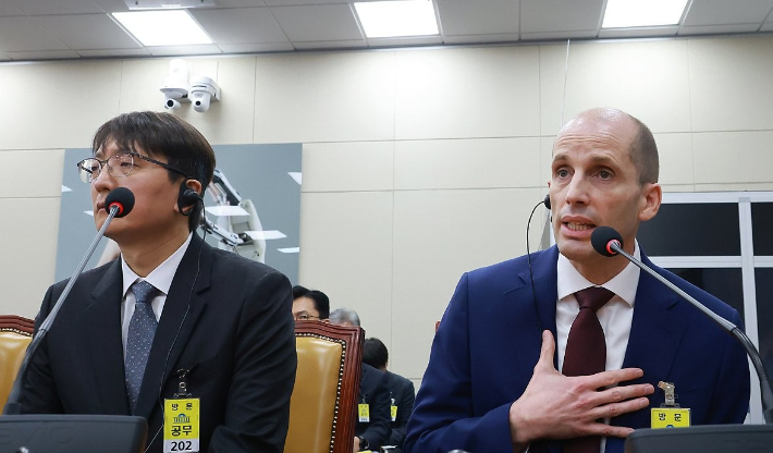 30일 국회에서 열린 쿠팡 침해사고 및 개인정보 유출, 불공정 거래, 노동환경 실태 파악과 재발 방지 대책 마련을 위한 청문회에서 해롤드 로저스 쿠팡 대표이사가 의원 질의에 답하고 있다. 왼쪽은 박대준 전 쿠팡 대표. 연합뉴스