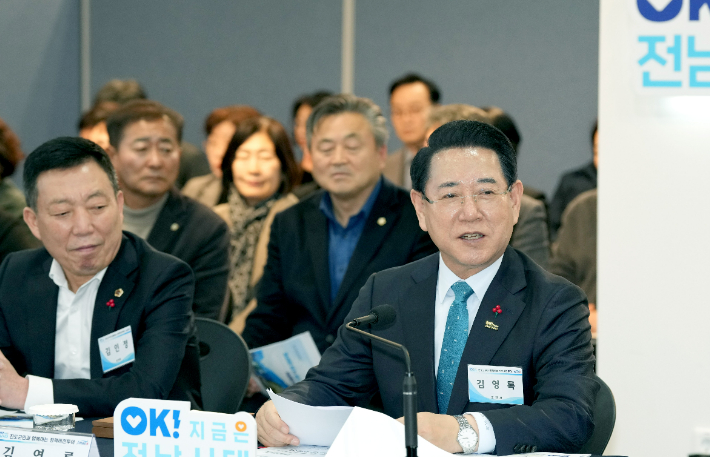 김영록 전남도지사는 30일 진도향토문화회관 별관 전시실에서 열린 '진도군 정책비전 투어'에서 인사말을 하고 있다. 독자 제공  