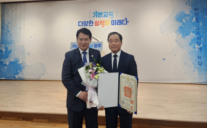 박철홍 ㈜골드클래스 회장이 30일 광주시교육청 대회의실에서 국민교육 향상과 국가 사회 발전에 이바지한 공로로 국민포장을 수상했다. ㈜골드클래스 제공 　